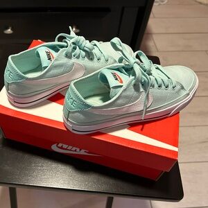 Women’s Nike court legacy shoes